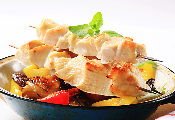 포토 JPG 해외이미지 파프리카 실내 사람없음 닭고기 프라이팬 흰배경 담기 꼬치요리 닭꼬치 해외202004 해외202105 해외포토 백그라운드 채소 모션 주방용품 육류 요리 내부 흰색 꼬치 파일형식