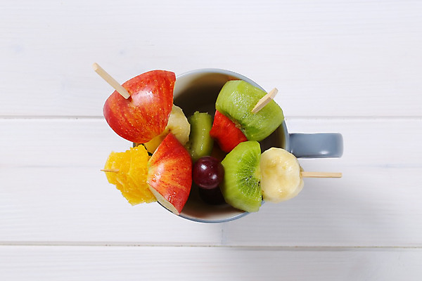 포토 JPG 해외이미지 바나나 실내 키위 사람없음 컵 하이앵글 신선 사과 흰배경 과일꼬치 꼬치요리 해외202004 해외202105 해외포토 식기 뷰포인트 백그라운드 과일 요리 내부 흰색 꼬치 파일형식