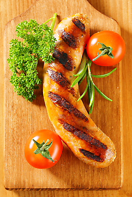 포토 JPG 해외이미지 음식 토마토 도마 파슬리 육류 돼지고기 사람없음 소고기 소시지 그릴 정크푸드 바비큐 머리위 로즈메리 송아지고기 해로움 해외202004 해외202105 해외포토 컨셉 채소 식재료 주방용품 가공식품 허브 파일형식