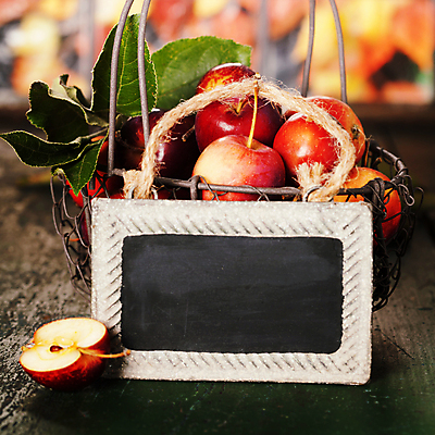 포토 JPG 해외이미지 실내 사람없음 아웃포커스 칠판 신선 사과 담기 나무바닥 반쪽사과 사과바구니 사과반쪽 카피스페이스 해외202004 해외포토 과일 모션 바닥 촬영기법 내부 바구니 공백 파일형식