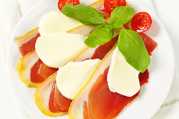 포토 JPG 해외이미지 스튜디오촬영 음식 조각 토마토 방울토마토 치즈 육류 돼지고기 사람없음 애피타이저 햄 머리위 바질 모짜렐라치즈 치유 프로슈토 해외202004 해외202105 해외포토 채소 식재료 유제품 실내 파일형식