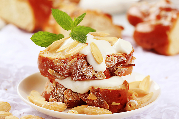 포토 JPG 해외이미지 음식 빵 조각 치즈 사람없음 달콤 아침식사 굽기 크림 아몬드 요거트 엮은 이스트 핸드메이드 해외202004 해외202105 해외포토 유제품 식사 견과류 맛 구이 파일형식