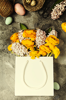포토 JPG 해외이미지 꽃 꽃다발 회색배경 부활절 실내 사람없음 하이앵글 쇼핑백 둥지 부활절계란 노끈 메추리알 히아신스 해외202004 해외포토 식물 기념일 줄 뷰포인트 백그라운드 가방 내부 계란 알 회색 파일형식