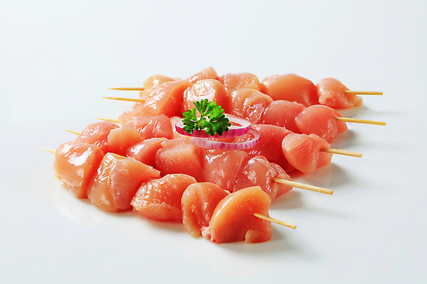 포토 JPG 해외이미지 실내 파슬리 생고기 사람없음 닭고기 흰배경 꼬치요리 닭꼬치 적양파 해외202004 해외202105 해외포토 백그라운드 채소 양파 육류 요리 내부 흰색 꼬치 파일형식