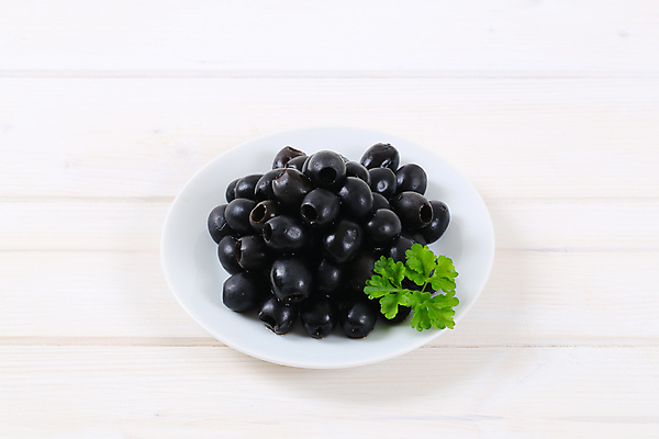 포토 JPG 해외이미지 스튜디오촬영 접시 실내 파슬리 사람없음 흰배경 올리브 담기 올리브절임 해외202004 해외202105 해외포토 식기 열매 백그라운드 채소 모션 내부 흰색 절임 파일형식