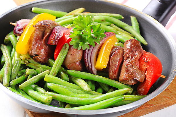 포토 JPG 해외이미지 파프리카 실내 육류 사람없음 프라이팬 담기 깍지콩 꼬치요리 해외202004 해외202105 해외포토 채소 식재료 모션 주방용품 요리 내부 꼬치 파일형식