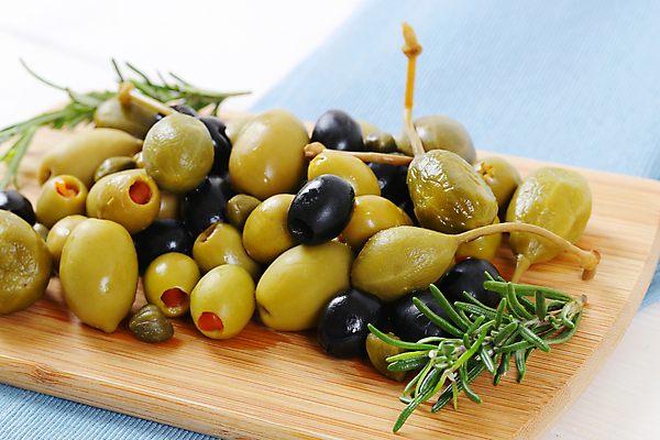 포토 JPG 해외이미지 스튜디오촬영 실내 사람없음 식탁보 올리브 로즈메리 나무도마 올리브절임 해외202004 해외202105 해외포토 열매 도마 내부 목재 허브 절임 파일형식