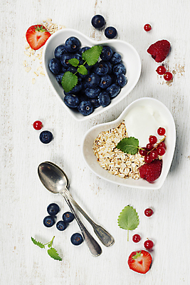 포토 JPG 해외이미지 그릇 딸기 사람없음 숟가락 하트 블루베리 산딸기 뮤즐리 해외202004 해외포토 모양 식기 과일 수저 파일형식