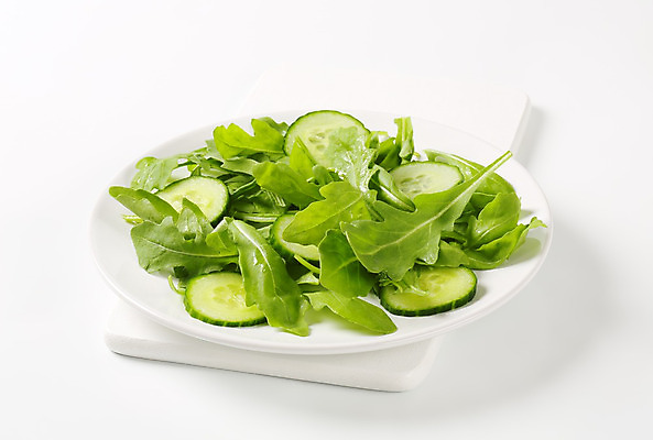 포토 JPG 해외이미지 스튜디오촬영 접시 음식 채소 오이 건강 사람없음 샐러드 로켓 흰색 신선 유기농 날것 슬라이스 루꼴라 저칼로리 채식주의자 비건 해외202004 해외202105 해외포토 식기 웰빙 컬러 실내 채식 파일형식