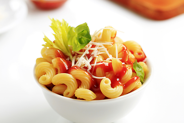 포토 JPG 해외이미지 음식 치즈 파스타 요리 사람없음 샐러드 케첩 묘사 토마토소스 마카로니 삶기 해외202004 해외202105 해외포토 유제품 서양음식 소스_음식 파스타면 파일형식