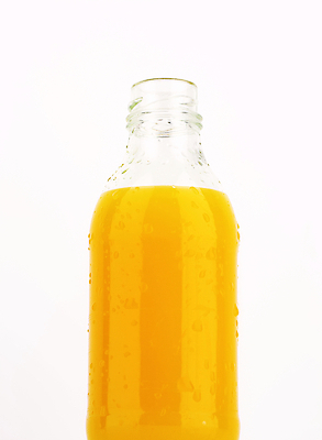 포토 JPG 해외이미지 스튜디오촬영 유리병 실내 사람없음 오렌지주스 흰배경 해외202004 해외202105 해외포토 백그라운드 병_용기 내부 흰색 과일주스 파일형식