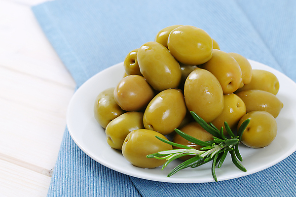 포토 JPG 해외이미지 스튜디오촬영 접시 실내 사람없음 식탁보 흰배경 올리브 담기 로즈메리 올리브절임 해외202004 해외202105 해외포토 식기 열매 백그라운드 모션 내부 흰색 허브 절임 파일형식