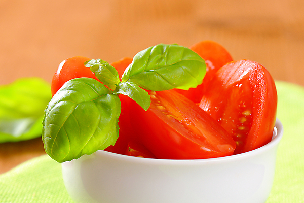 포토 JPG 해외이미지 음식 토마토 채소 건강 사람없음 빨간색 초록색 신선 그룹 사발 횡단보도 작음 유기농 냅킨 반쪽 날것 생식 숙성 나무배경 해외202004 해외202105 해외포토 웰빙 컬러 백그라운드 사기그릇 보행로 크기 파일형식