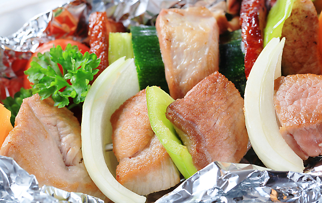 포토 JPG 해외이미지 양파 실내 파슬리 돼지고기 근접촬영 사람없음 은박지 꼬치요리 주키니 해외202004 해외202105 해외포토 뷰포인트 채소 육류 요리 내부 꼬치 파일형식