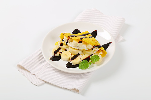 포토 JPG 해외이미지 접시 바나나 실내 사람없음 달콤 흰배경 초코시럽 크레이프 해외202004 해외202105 해외포토 식기 백그라운드 과일 디저트 내부 초콜릿 흰색 맛 시럽 파일형식