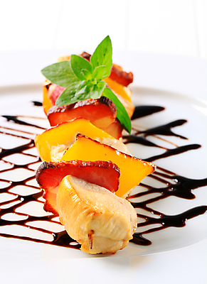 포토 JPG 해외이미지 접시 채소 실내 사람없음 닭고기 흰배경 베이컨 꼬치요리 닭꼬치 해외202004 해외202105 해외포토 식기 백그라운드 육류 돼지고기 요리 내부 흰색 꼬치 파일형식