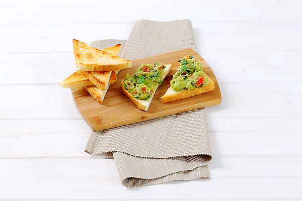 포토 JPG 해외이미지 스튜디오촬영 음식 빵 채소 도마 사람없음 목재 펼침 받침대 흰배경 토스트 아보카도 과카몰리 접기 채식주의자 타파스 해외202004 해외202105 해외포토 나무 백그라운드 과일 재료 모션 주방용품 실내 흰색 소스_음식 애피타이저 채식 파일형식