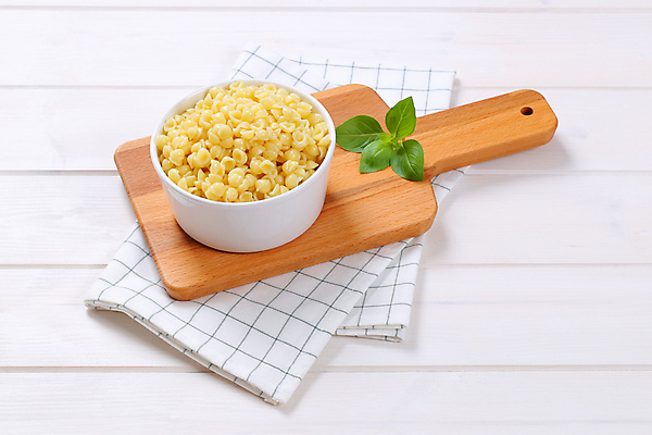 포토 JPG 해외이미지 스튜디오촬영 음식 재료 도마 파스타 요리 사람없음 쌓기 계란 이탈리아 껍질 작음 밀 가득함 준비 체크무늬 삶기 접기 해외202004 해외202105 해외포토 유럽 무늬 모션 주방용품 곡류 서양음식 실내 알 크기 파일형식