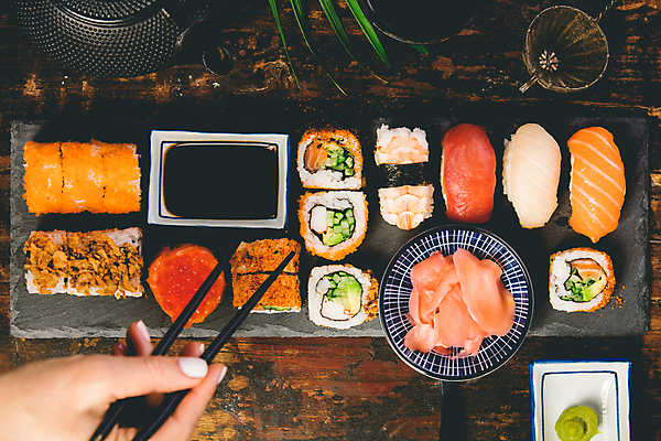 포토 JPG 해외이미지 스튜디오촬영 접시 손 젓가락 실내 신체부위 하이앵글 초밥 찻잔 찻주전자 고추냉이 간장 모듬초밥 생강초절임 석판 일본음식 해외202004 해외포토 식기 음식 뷰포인트 주전자 잔 수저 사람 내부 양념 모듬 절임 파일형식