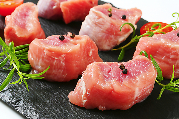 포토 JPG 해외이미지 음식 도마 육류 돼지고기 스테이크 사람없음 검은색 신선 허리 향신료 묘사 날것 후추 성분 로즈메리 석판 해외202004 해외202105 해외포토 컬러 식재료 주방용품 서양음식 신체부위 허브 향미료 파일형식