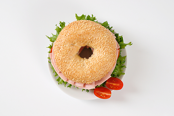 포토 JPG 해외이미지 스튜디오촬영 1 음식 조각 토마토 샌드위치 씨앗 사람없음 신선 아침식사 상추 굽기 싱글 흰배경 햄 머리위 베이글 점심식사 번 얇은 해외202004 해외202105 해외포토 식물 빵 백그라운드 채소 실내 육류 식사 흰색 구이 파일형식