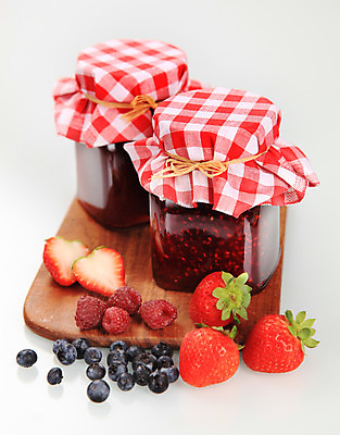 포토 JPG 해외이미지 무료이미지 열매 음식 과일 유리 딸기 도마 사람없음 펼침 달콤 잼 블루베리 산딸기 젤리 마멀레이드 정물화 핸드메이드 해외202004 해외202105 해외포토 식물 모션 재질 주방용품 디저트 소스_음식 맛 그림 파일형식 무료콘텐츠