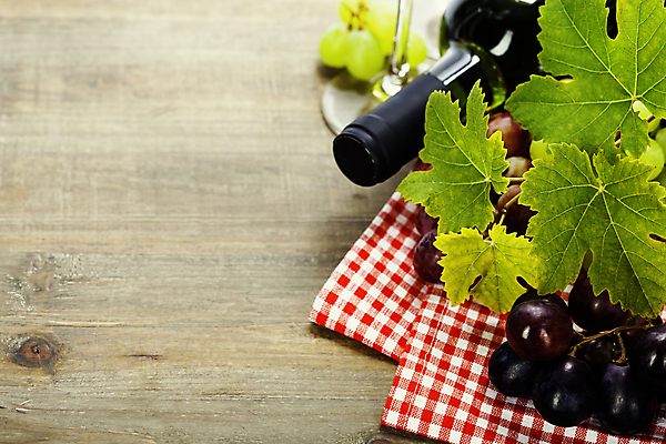 포토 JPG 해외이미지 와인잔 포도 사람없음 와인 식탁보 와인병 나무탁자 포도잎 카피스페이스 해외202004 해외포토 잎 술잔 과일 탁자 병_용기 주류 공백 파일형식