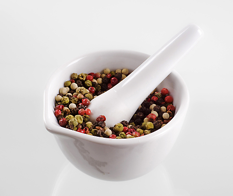 포토 JPG 해외이미지 스튜디오촬영 열매 음식 과일 재료 주방용품 건조 요리 사람없음 빨간색 초록색 검은색 손상 흰색 도자기 양념 컨테이너 향신료 유기농 향료 후추 막자 백자 해외202004 해외202105 해외포토 식물 웰빙 산업 컬러 생활용품 컨셉 실내 향기 냄새 향미료 파일형식