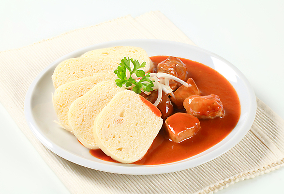 포토 JPG 해외이미지 접시 음식 빵 조각 부분 육류 돼지고기 요리 사람없음 식사 저녁식사 흰색 냅킨 슬라이스 토마토소스 점심식사 경단 메인요리 해외202004 해외202105 해외포토 식기 컬러 식재료 소스_음식 파일형식