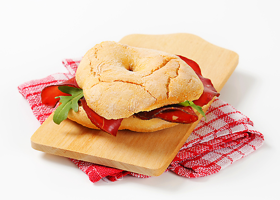 포토 JPG 해외이미지 스튜디오촬영 음식 빵 조각 건조 도마 샌드위치 육류 사람없음 소고기 굽기 스위스 확인 슬라이스 롤 훈제 얇은 전문 치유 편육 행주 해외202004 해외202105 해외포토 유럽 식재료 주방용품 실내 청소도구 구이 파일형식