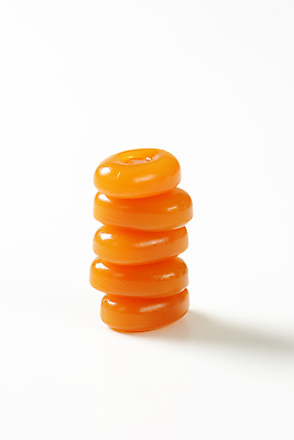 포토 JPG 해외이미지 스튜디오촬영 사탕 사람없음 쌓기 달콤 흰배경 캐러멜 해외202004 해외202105 해외포토 백그라운드 모션 디저트 실내 흰색 맛 파일형식