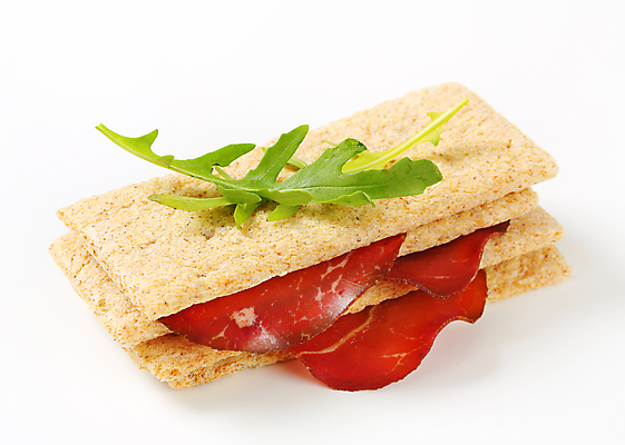 포토 JPG 해외이미지 음식 조각 백그라운드 건조 육류 사람없음 크래커 소고기 아침식사 스위스 훈제 건강식 얇은 전문 치유 편육 통밀 해외202004 해외202105 해외포토 유럽 식재료 쿠키 식사 밀 파일형식