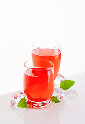 포토 JPG 해외이미지 스튜디오촬영 잔 실내 사람없음 얼음 과일주스 민트 흰배경 해외202004 해외202105 해외포토 자연요소 식기 백그라운드 과일 내부 주스 흰색 허브 파일형식