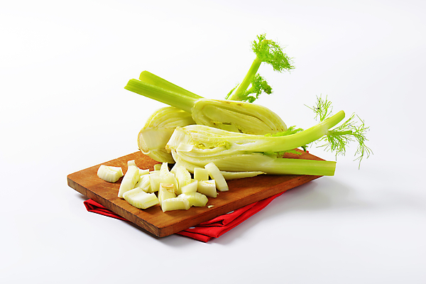 포토 JPG 해외이미지 스튜디오촬영 줄기 잎 채소 재료 전구 도마 건강 사람없음 초록색 신선 흰배경 유기농 반쪽 날것 숙성 회향 개조 해외202004 해외202105 해외포토 식물 웰빙 컬러 백그라운드 주방용품 실내 흰색 파일형식