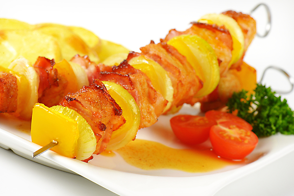 포토 JPG 해외이미지 접시 방울토마토 파프리카 실내 돼지고기 사람없음 흰배경 꼬치요리 해외202004 해외202105 해외포토 식기 백그라운드 토마토 채소 육류 요리 내부 흰색 꼬치 파일형식