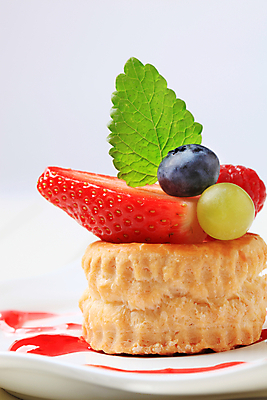 포토 JPG 해외이미지 접시 음식 과일 딸기 디저트 사람없음 빨간색 껍질 대접 신선 달콤 민트 크림 블루베리 정사각형 산딸기 시럽 베리 푸딩 무스 커스터드 페스츄리 맛있는 해외202004 해외202105 해외포토 도형 식기 빵 컬러 맛 허브 파일형식