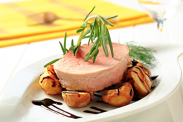 포토 JPG 해외이미지 접시 음식 감자 육류 돼지고기 스테이크 요리 사람없음 식사 저녁식사 하락 굽기 허리 햄 로즈메리 훈제 점심식사 딜 식초 진통제 치유 해외202004 해외202105 해외포토 식기 컨셉 채소 식재료 서양음식 신체부위 약 구이 허브 파일형식