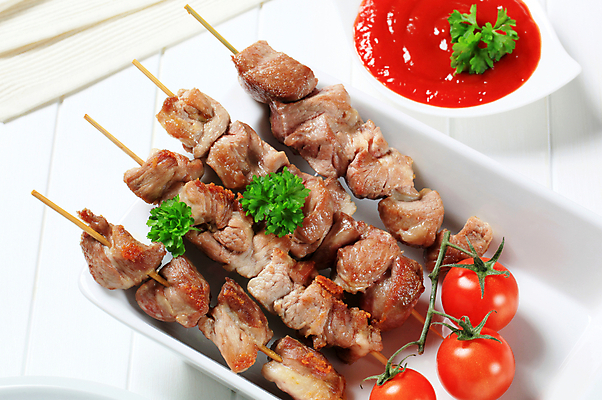 포토 JPG 해외이미지 접시 방울토마토 실내 파슬리 돼지고기 사람없음 케첩 흰배경 꼬치요리 해외202004 해외202105 해외포토 식기 백그라운드 토마토 채소 육류 요리 내부 흰색 소스_음식 꼬치 파일형식