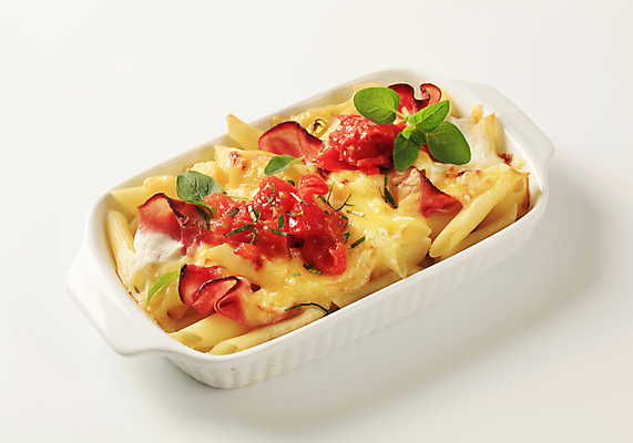 포토 JPG 해외이미지 음식 토마토 치즈 파스타 육류 요리 사람없음 햄 베이컨 튜브 직사각형 훈제 찌그러짐 그라탱 백자 오레가노 캐서롤 펜네 핸드메이드 해외202004 해외202105 해외포토 도형 컨셉 채소 식재료 유제품 서양음식 돼지고기 도자기 용기_그릇 파일형식