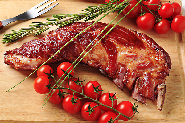 포토 JPG 해외이미지 음식 토마토 도마 육류 사람없음 묘사 성분 로즈메리 훈제 바비큐립 해외202004 해외202105 해외포토 채소 식재료 주방용품 바비큐 허브 파일형식