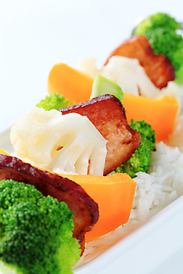 포토 JPG 해외이미지 밥 실내 근접촬영 사람없음 브로콜리 흰배경 베이컨 꼬치요리 컬리플라워 해외202004 해외202105 해외포토 음식 뷰포인트 백그라운드 채소 돼지고기 요리 내부 흰색 꼬치 파일형식