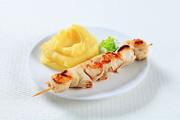 포토 JPG 해외이미지 접시 실내 사람없음 닭고기 흰배경 꼬치요리 닭꼬치 으깬감자 해외202004 해외202105 해외포토 식기 백그라운드 감자 육류 요리 내부 흰색 꼬치 파일형식