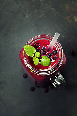 포토 JPG 해외이미지 음료 검은배경 잔 실내 사람없음 베리스무디 스무디 해외202004 해외포토 식기 백그라운드 내부 검은색 파일형식