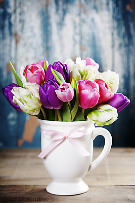 포토 JPG 해외이미지 사람없음 꽃병 튤립 나무벽 나무탁자 해외202004 해외포토 꽃 벽 탁자 목재 파일형식