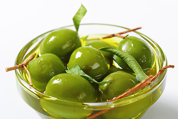 포토 JPG 해외이미지 스튜디오촬영 실내 근접촬영 사람없음 올리브오일 흰배경 올리브 담기 유리그릇 올리브잎 올리브절임 해외202004 해외202105 해외포토 그릇 열매 뷰포인트 백그라운드 잎 모션 유리 내부 흰색 기름_음식 절임 파일형식