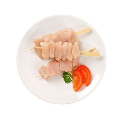 포토 JPG 해외이미지 접시 토마토 실내 파슬리 생고기 사람없음 닭고기 흰배경 꼬치요리 닭꼬치 해외202004 해외202105 해외포토 식기 백그라운드 채소 육류 요리 내부 흰색 꼬치 파일형식