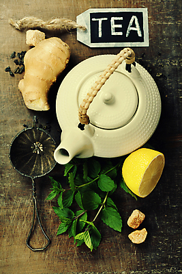 포토 JPG 해외이미지 실내 사람없음 하이앵글 꼬리표 도자기 찻주전자 레몬 생강 갈색배경 해외202004 해외포토 뷰포인트 백그라운드 채소 과일 주전자 내부 갈색 라벨 파일형식