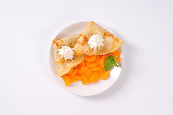 포토 JPG 해외이미지 접시 귤 실내 사람없음 하이앵글 달콤 흰배경 생크림 크레이프 해외202004 해외202105 해외포토 식기 뷰포인트 백그라운드 과일 디저트 내부 흰색 맛 크림 파일형식