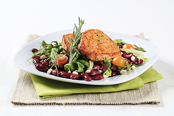 포토 JPG 해외이미지 식물 접시 음식 토마토 콩 건강 육류 돼지고기 스테이크 요리 사람없음 식사 저녁식사 샐러드 맥박 자르기 매움 냅킨 로즈메리 점심식사 딜 앙트레 절임 해외202004 해외202105 해외포토 식기 채소 식재료 의학 모션 곡류 서양음식 맛 허브 파일형식