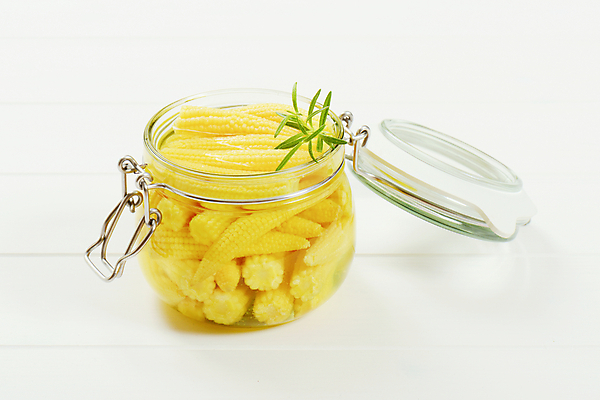 포토 JPG 해외이미지 유리병 실내 사람없음 흰배경 피클 베이비콘 해외202004 해외202105 해외포토 백그라운드 병_용기 옥수수 내부 흰색 절임 파일형식